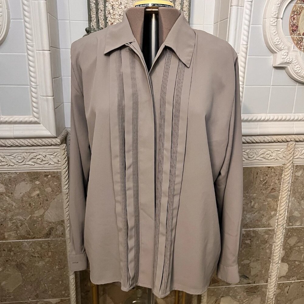 CHRISTIE & JILL.  Size 20W.  Pintucks.  Sage Green.  Hidden Placket. B118